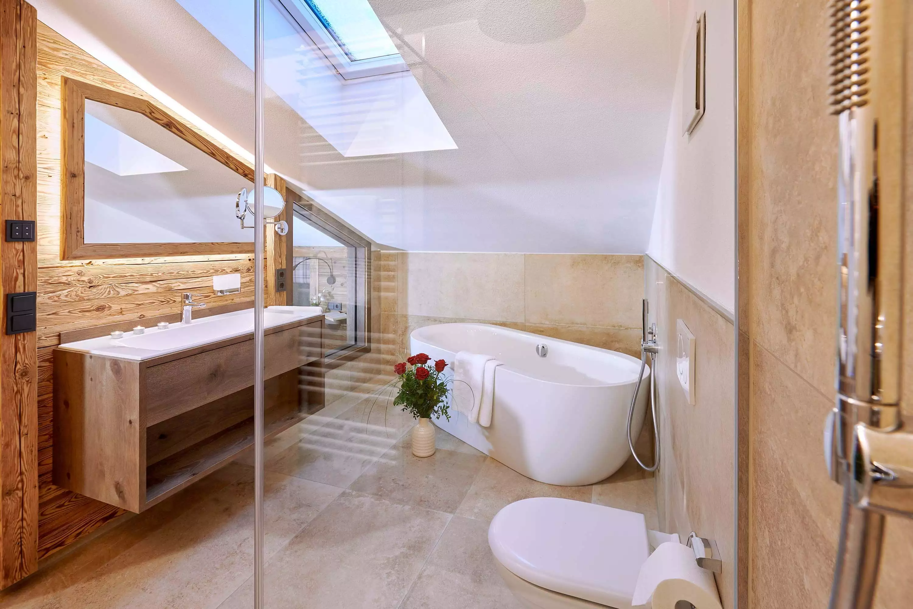 Relaxen am Chiemsee Strand mit Bergblick in Oberbayern