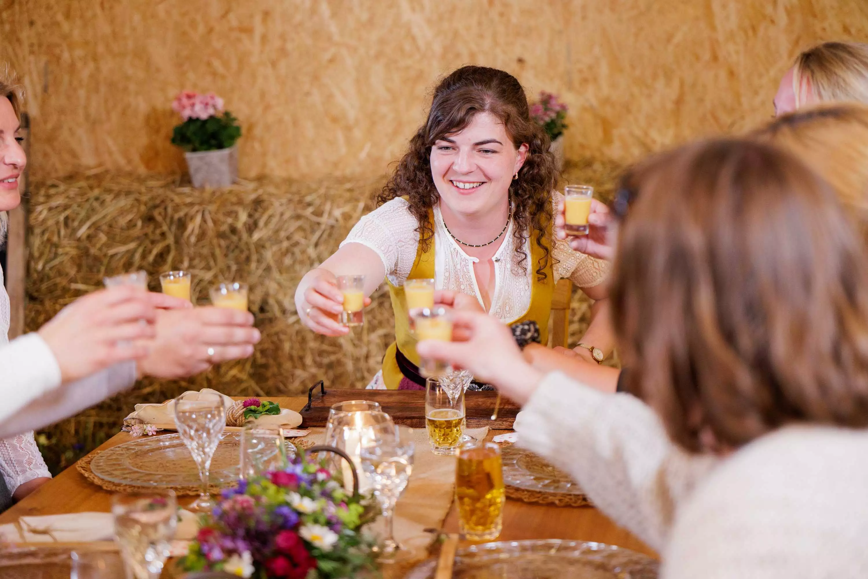 Bäuerin Veronika Kirchmaier begrüßt die Teilnehmerinnen auf dem Urlaubshof Kirchmaier